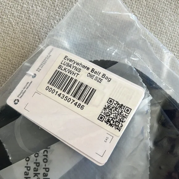 *LAST ONE* Lululemon Everywhere Belt Bag in Wordmark - Picture 8 of 11